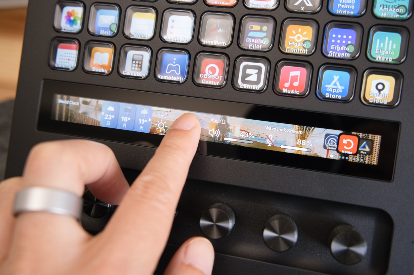 Elgato Stream Deck + XLのLCDインフォバーをスワイプする様子