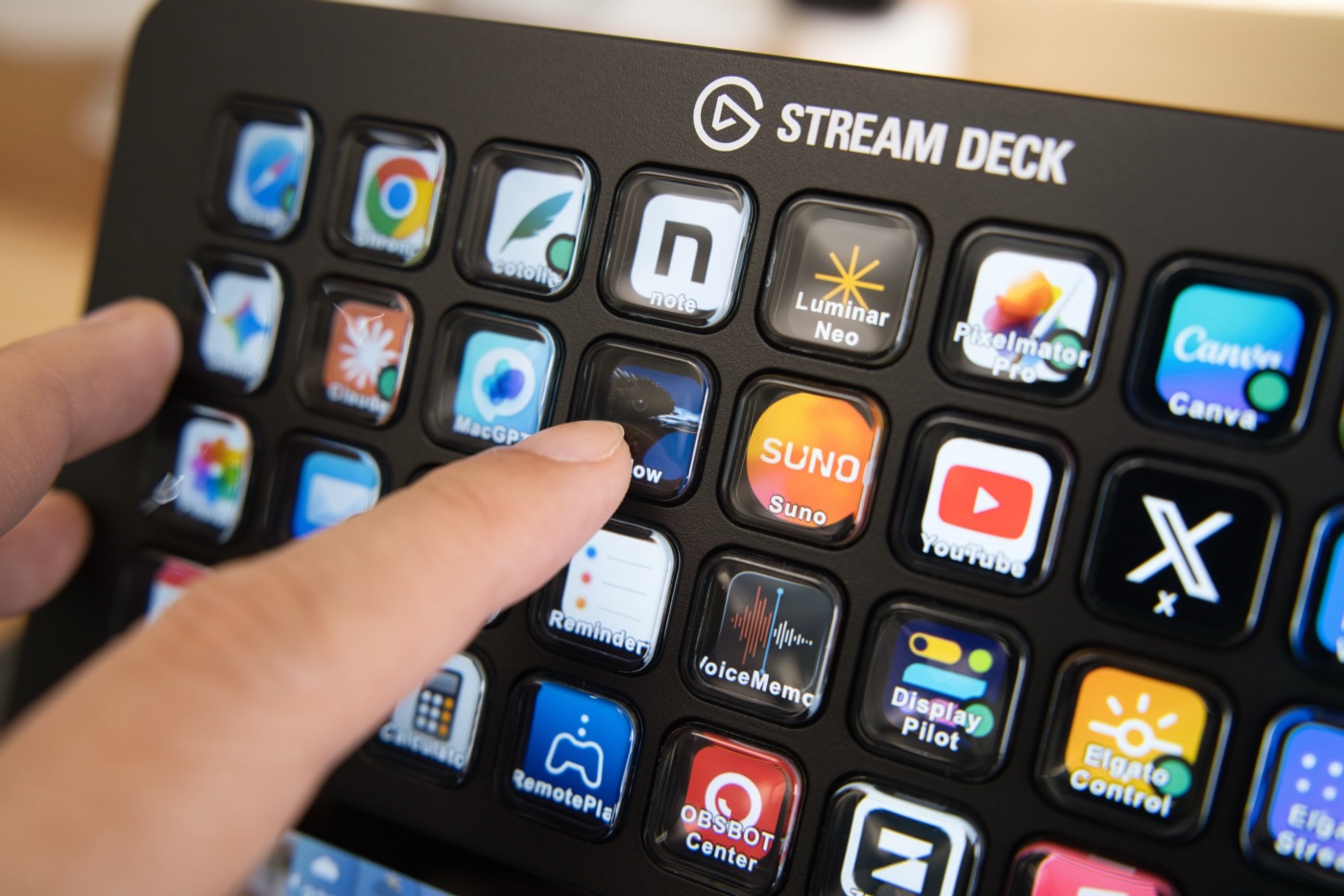 Elgato Stream Deck + XLのLCDキーを押す筆者