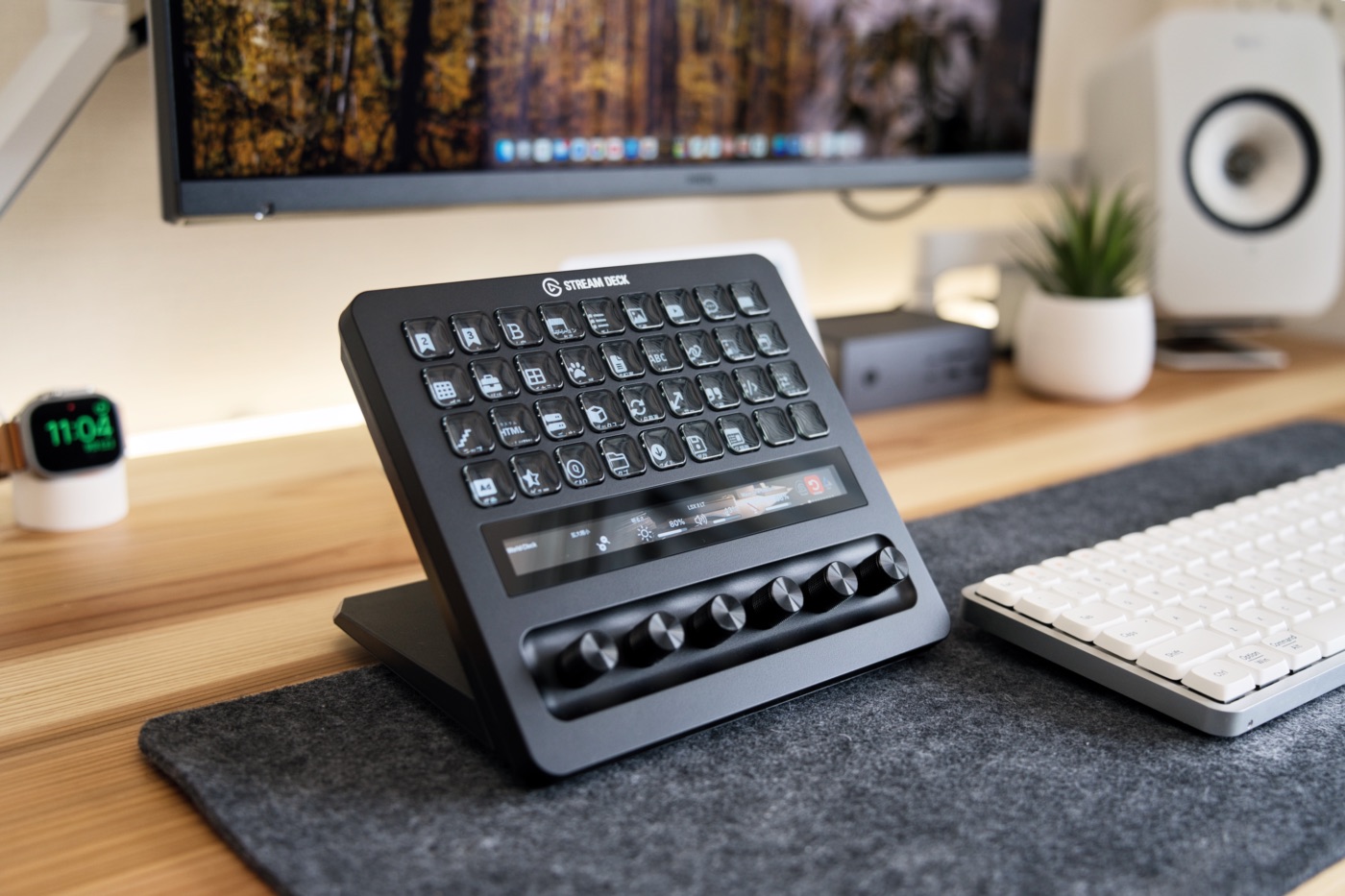 デスクに置いたElgato Stream Deck + XL