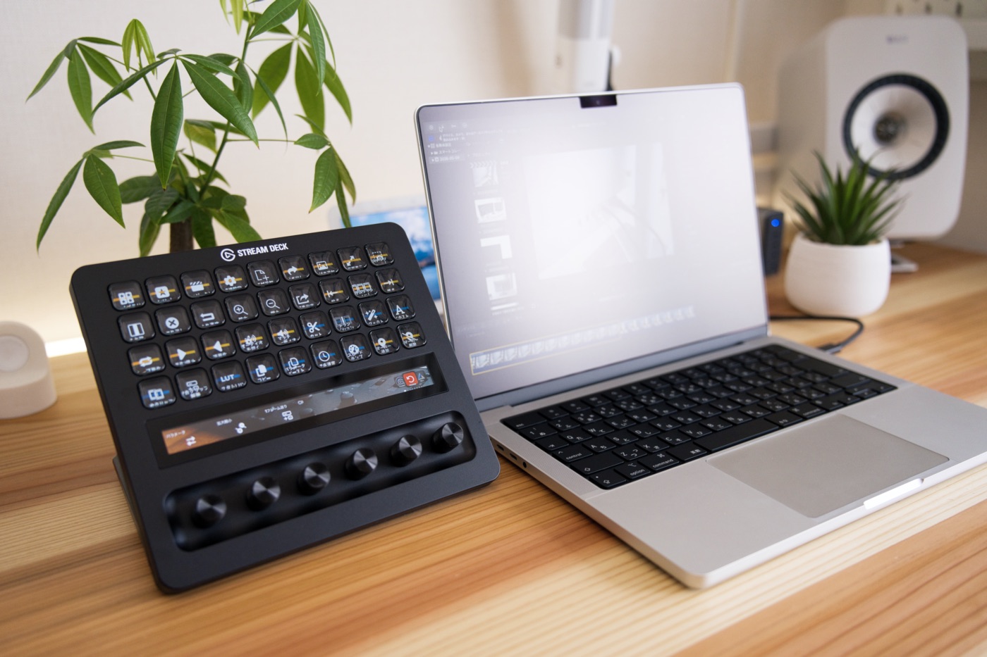 14インチのMacBook Proに横に置いたElgato Stream Deck + XL