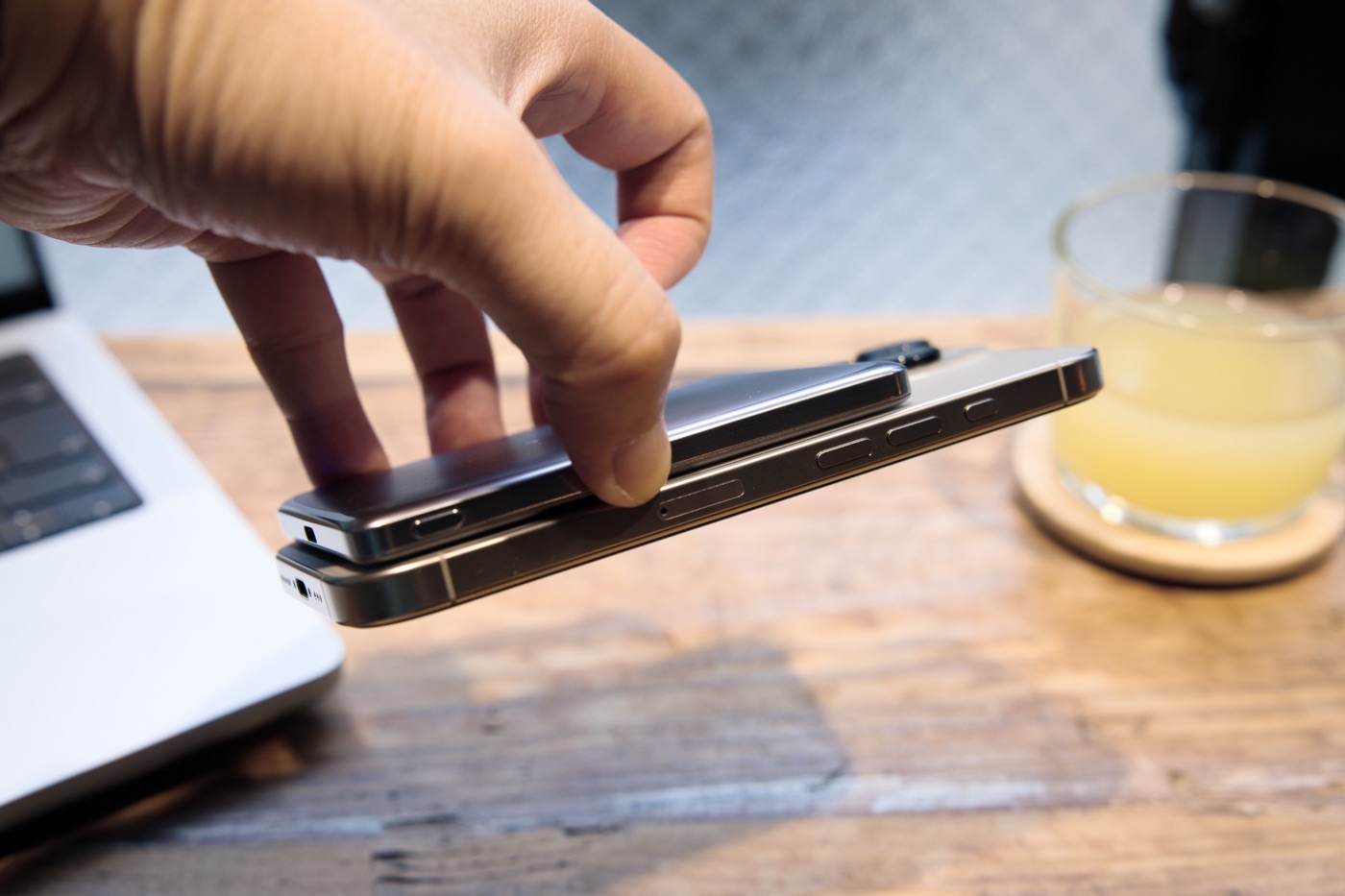 N52ネオジム磁石でiPhoneに強力吸着するTORRAS MiniMag Pro 