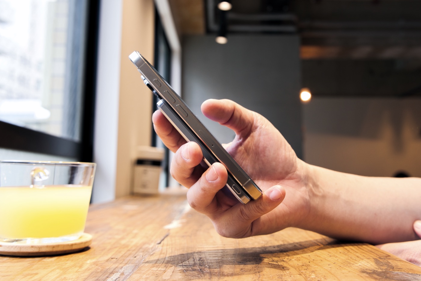 TORRAS MiniMag Pro が装着されたiPhoneを握る筆者