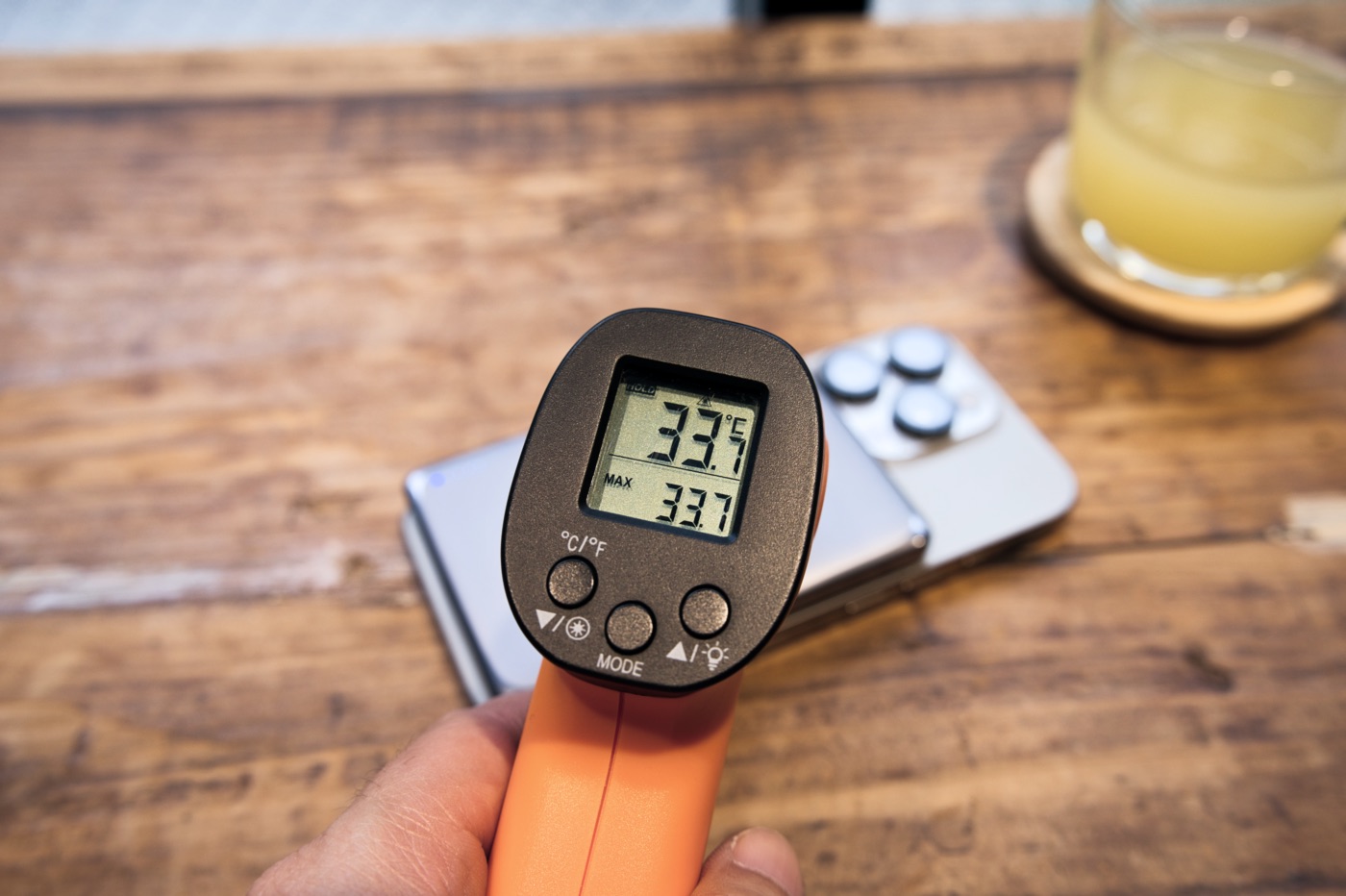 温度計に33.7℃と表示された充電中のTORRAS MiniMag Pro 