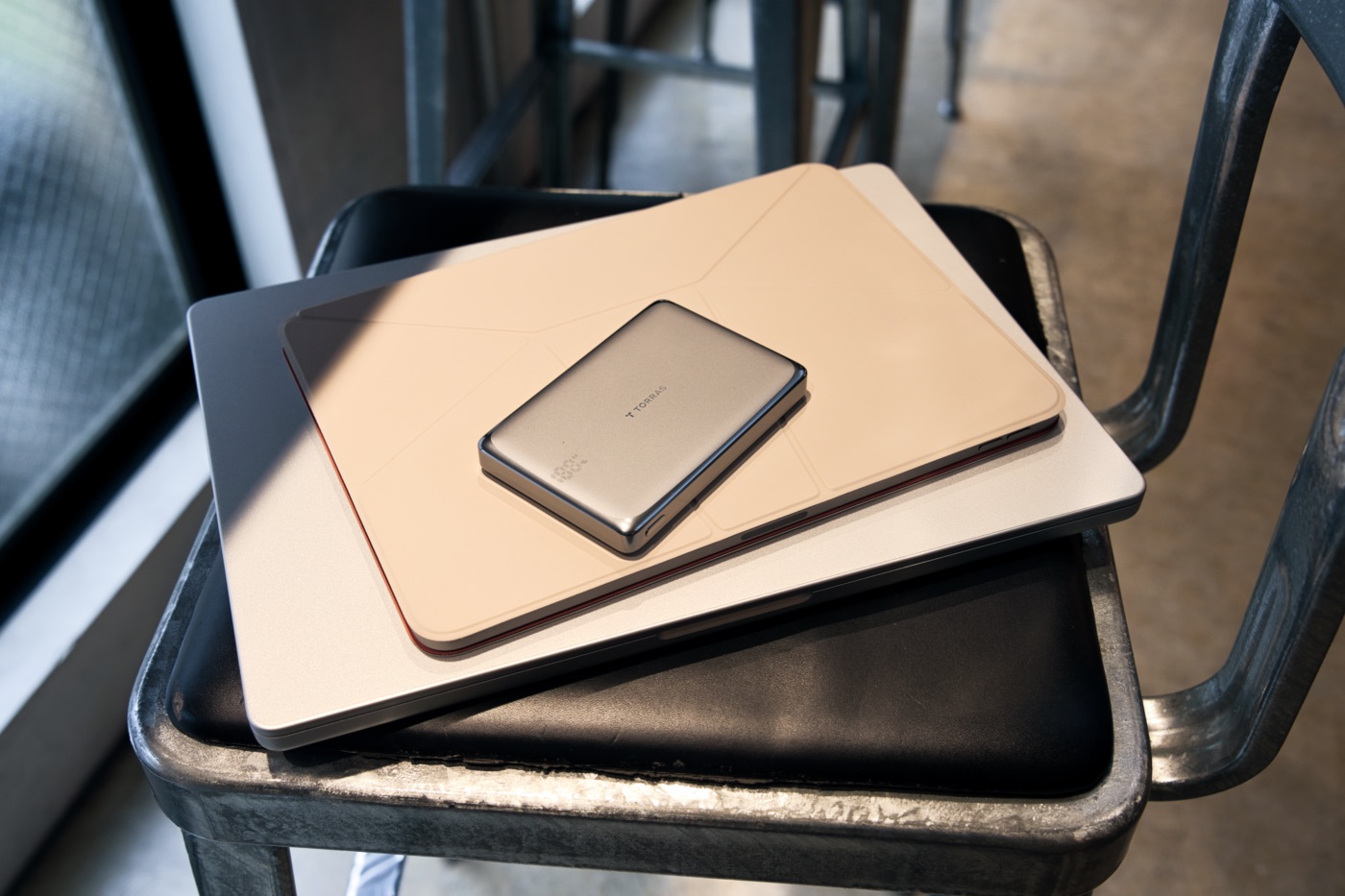 MacBookとiPadとTORRAS MiniMag Pro
