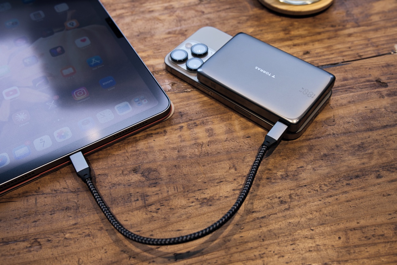 iPhoneをワイヤレス充電しながら、USBケーブルでiPadを充電するTORRAS MiniMag Pro