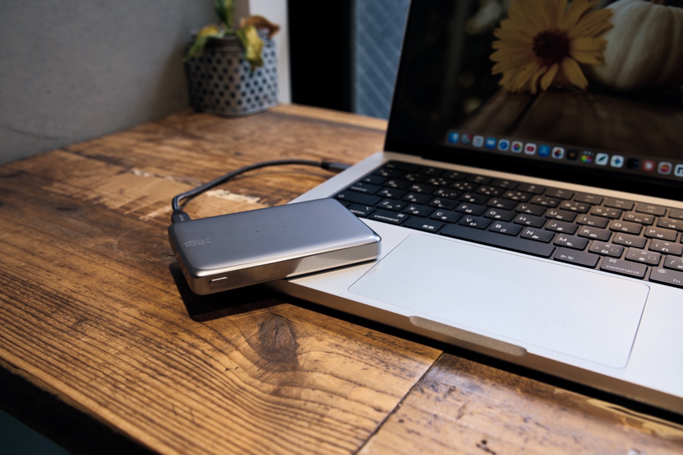 有線でMacBookを充電するTORRAS MiniMag Pro