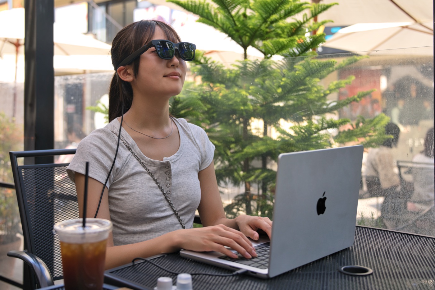 MacBookとVITURE Beastで作業する女性