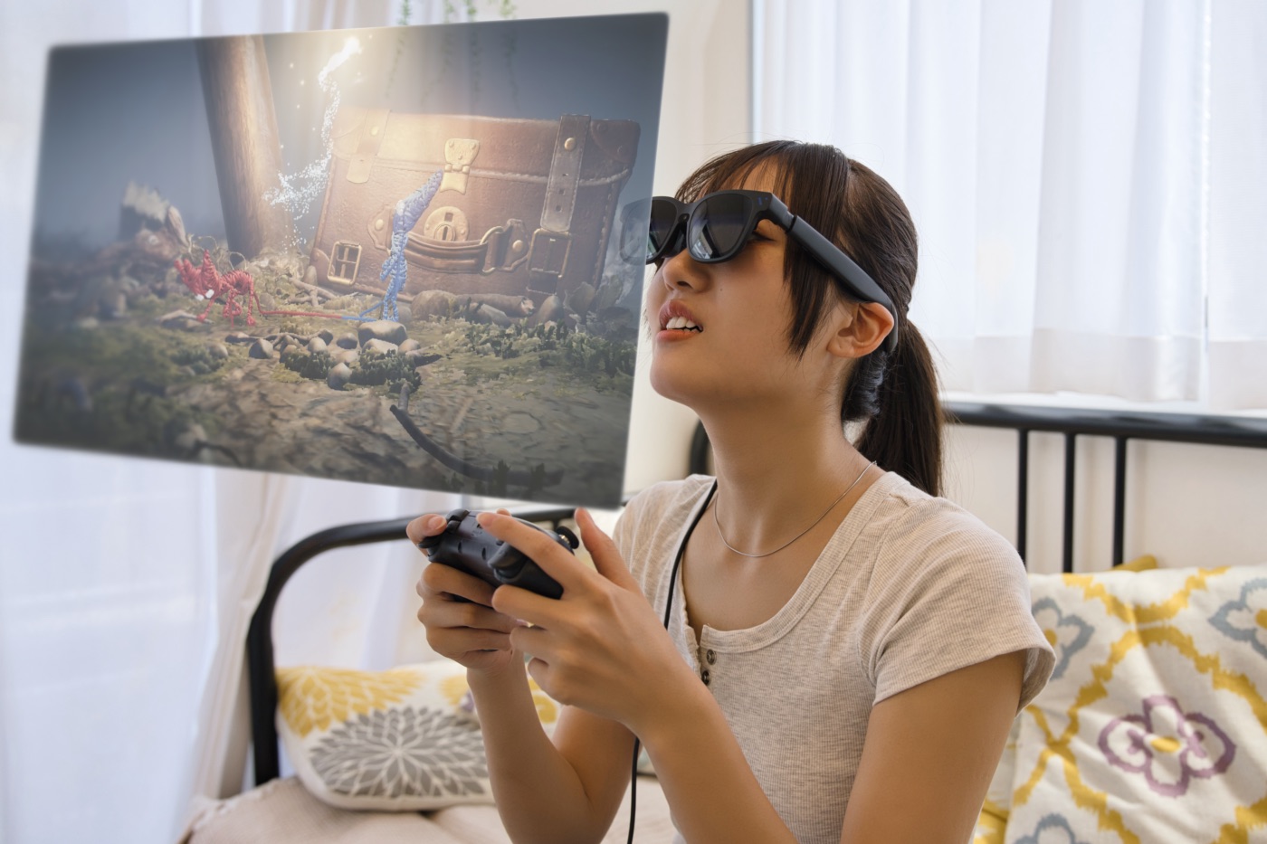 コントローラーを握りVITURE BeastでSwitch2のゲームをプレイする女性
