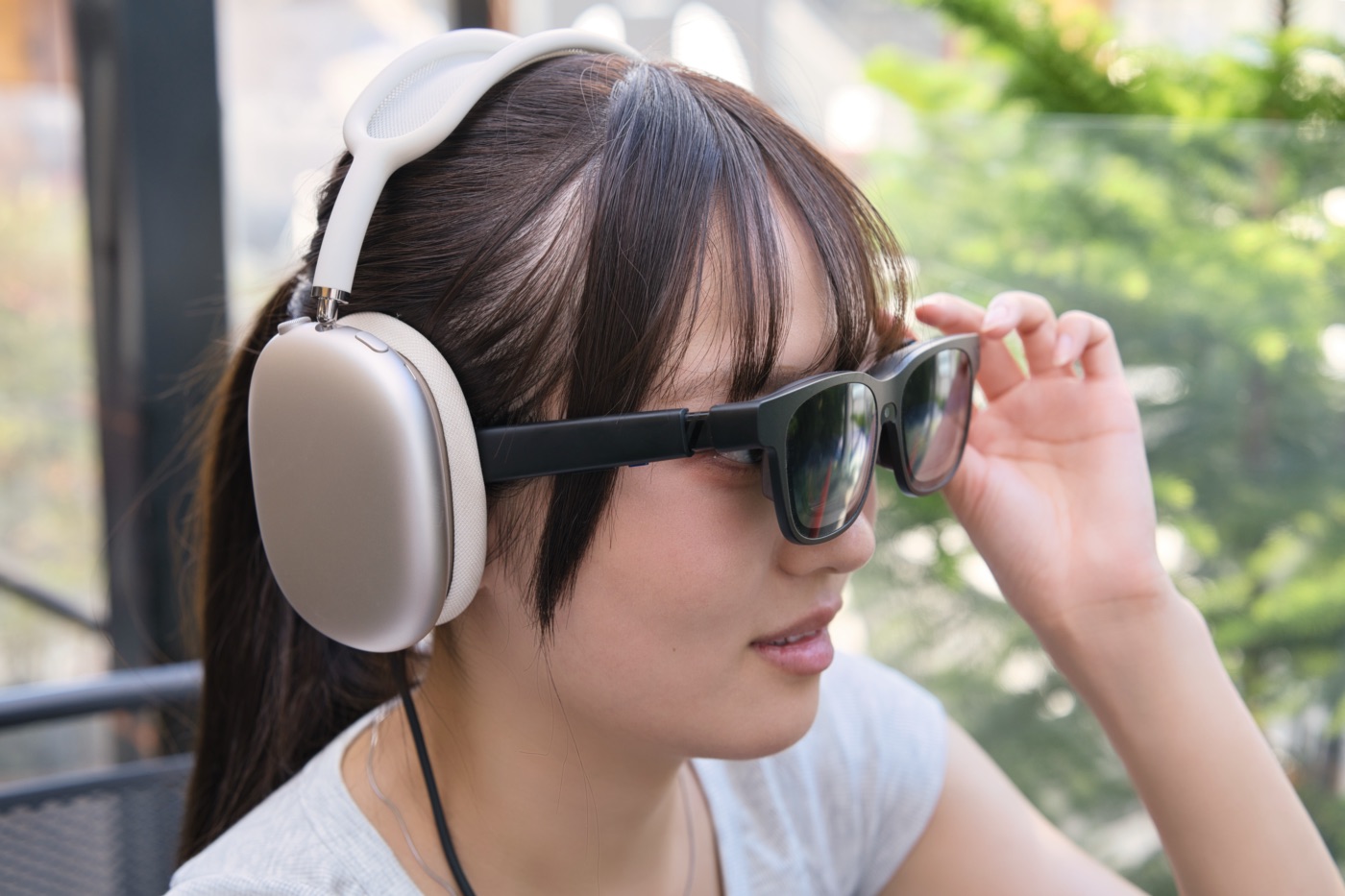 Air Pods MaxとVITURE Beastを装着した女性