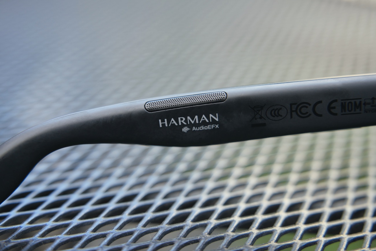 左側テンプルのスピーカーホールと内側に印字されたHARMANのロゴ