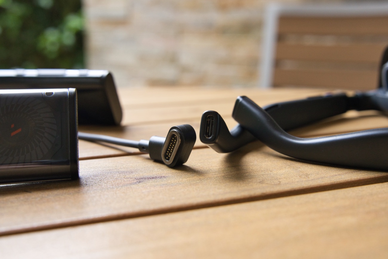 ネックバンドのマグネット端子とVITURE BeastのUSB-C端子