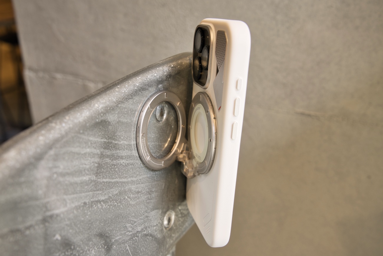 金属面に貼り付けたG09 GhostとiPhone