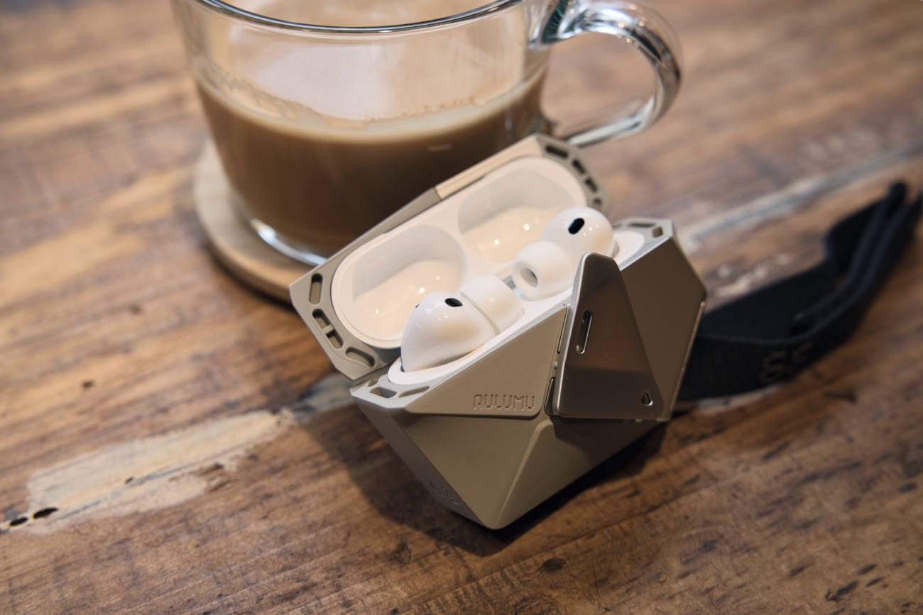 AULUMU A39を開いて、AirPods Proを取り出す様子