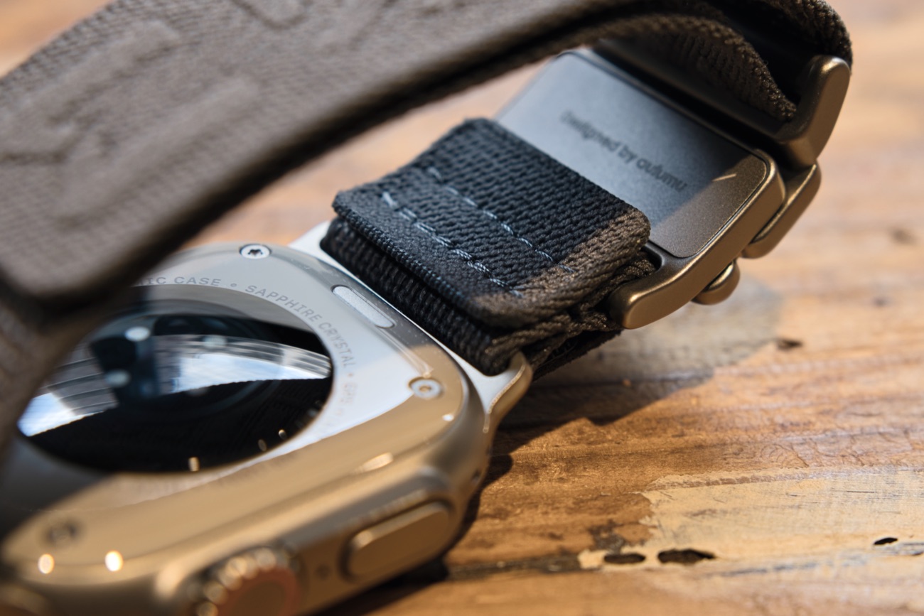 Apple Watch UltraとAULUMU C03の金属部分の素材＆色比較