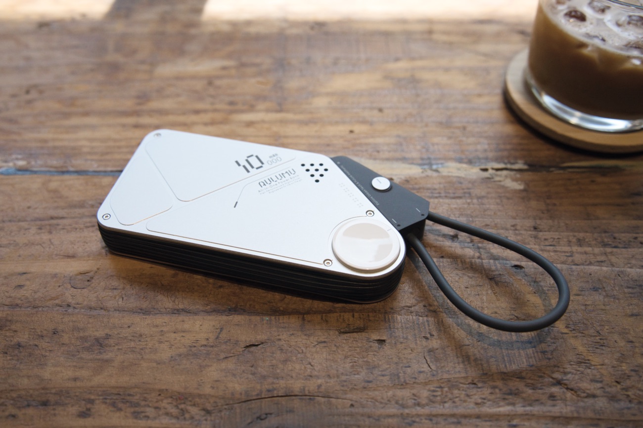 テーブルに置いたAULUMU M10