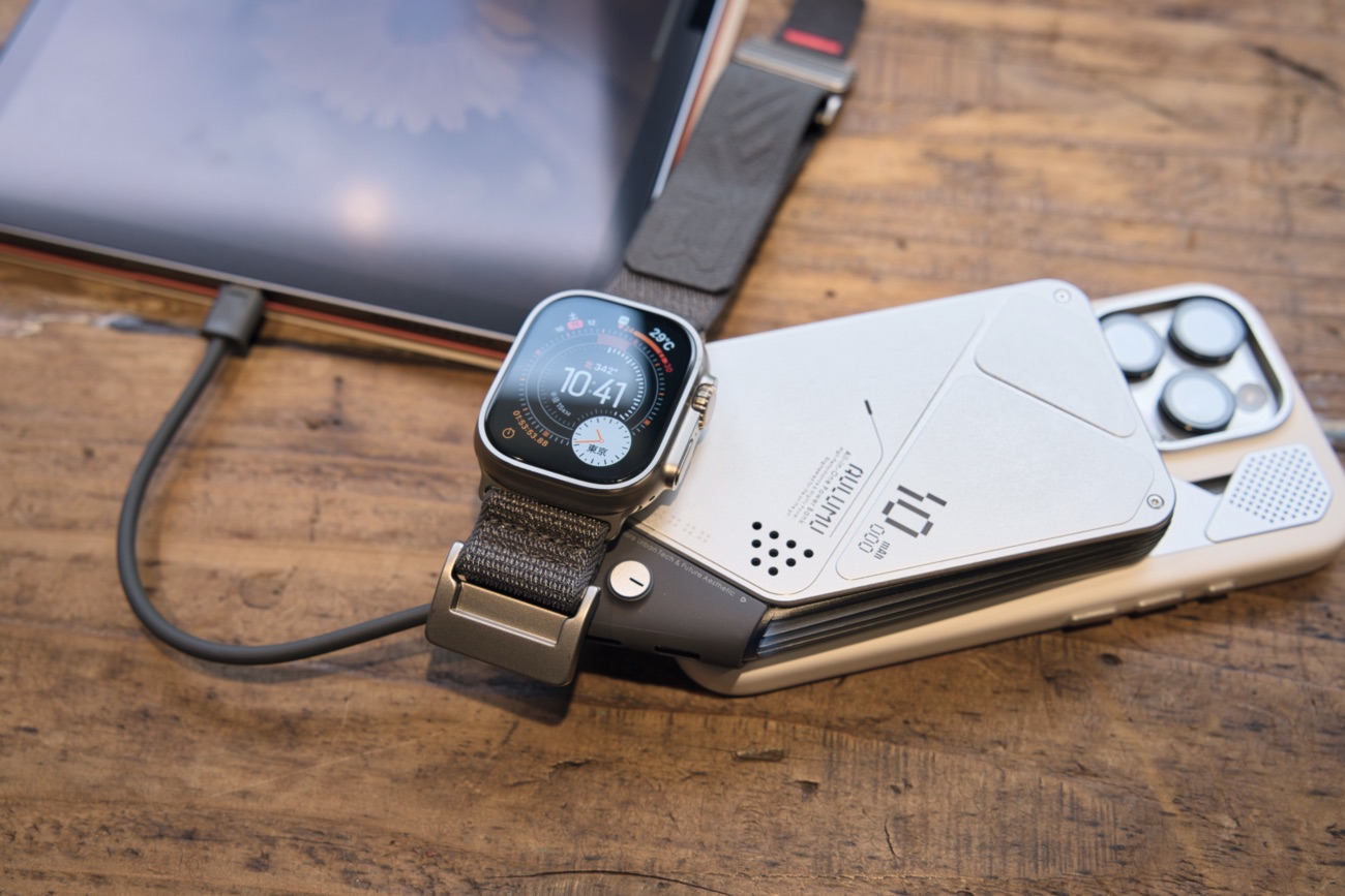 Apple Watch Ultra、iPhone16Pro、iPad Airを同時に充電するAULUMU M10