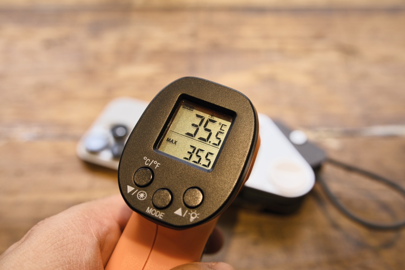 充電中のAULUMU M10 モバイルバッテリーの温度を測る様子（35.5℃表示）