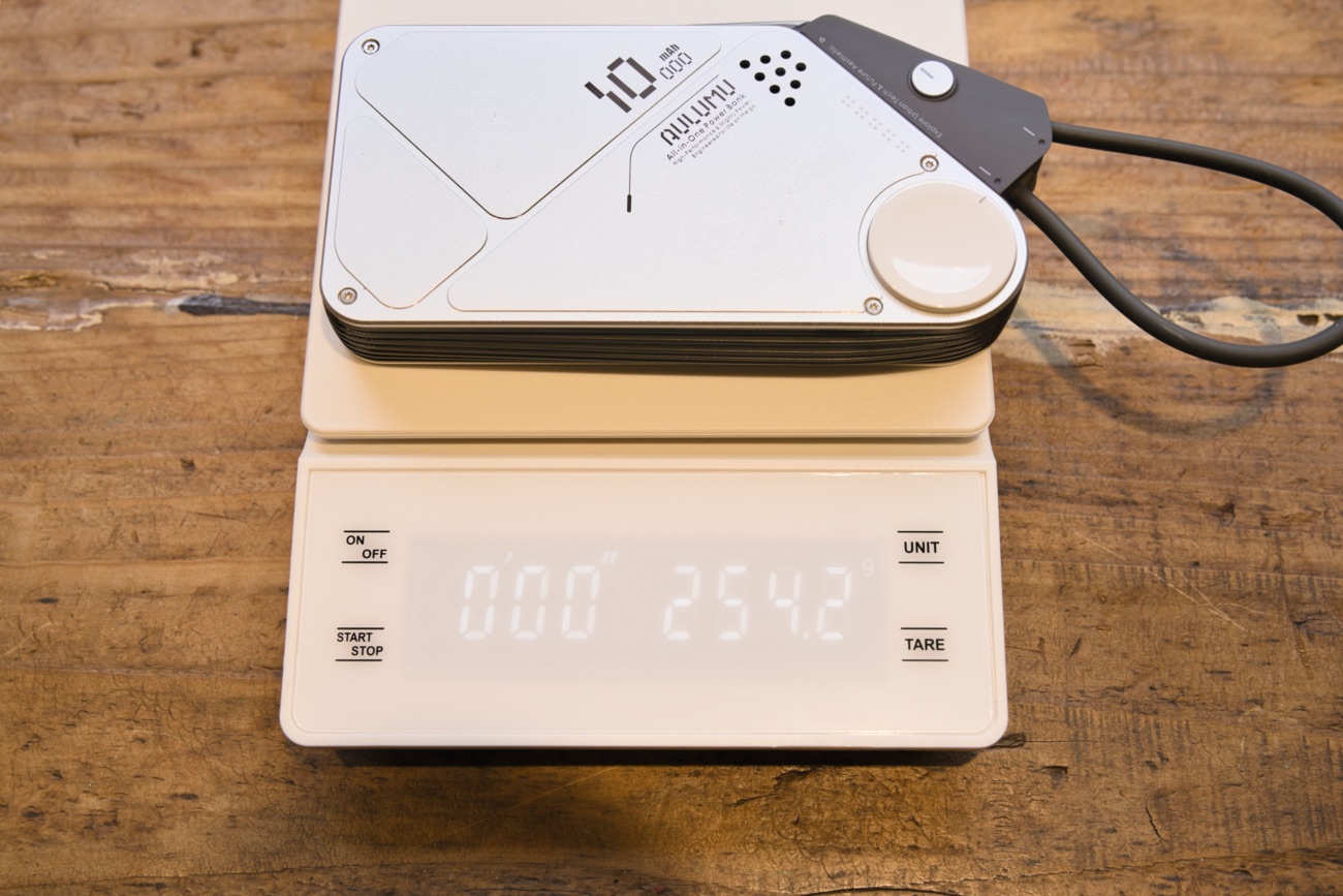 AULUMU M10 モバイルバッテリーの重量を計測する様子（254g表示）
