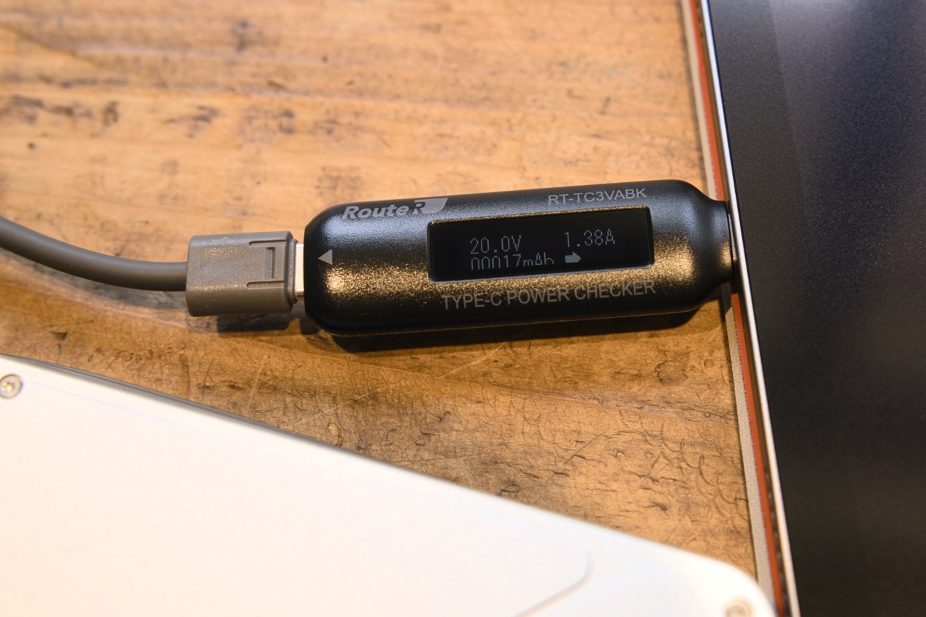 テスター経由で接続したiPadと、表示された充電受入値（20V,1.38A）
