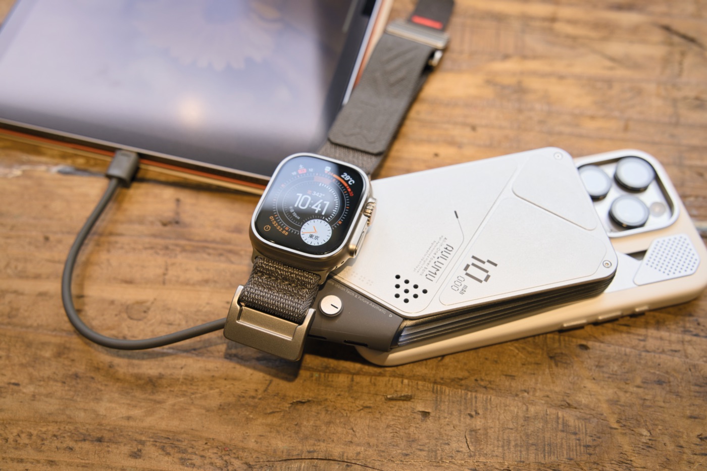 iPhone、iPad、Apple Watchを同時に充電するAULUMU M10 モバイルバッテリー