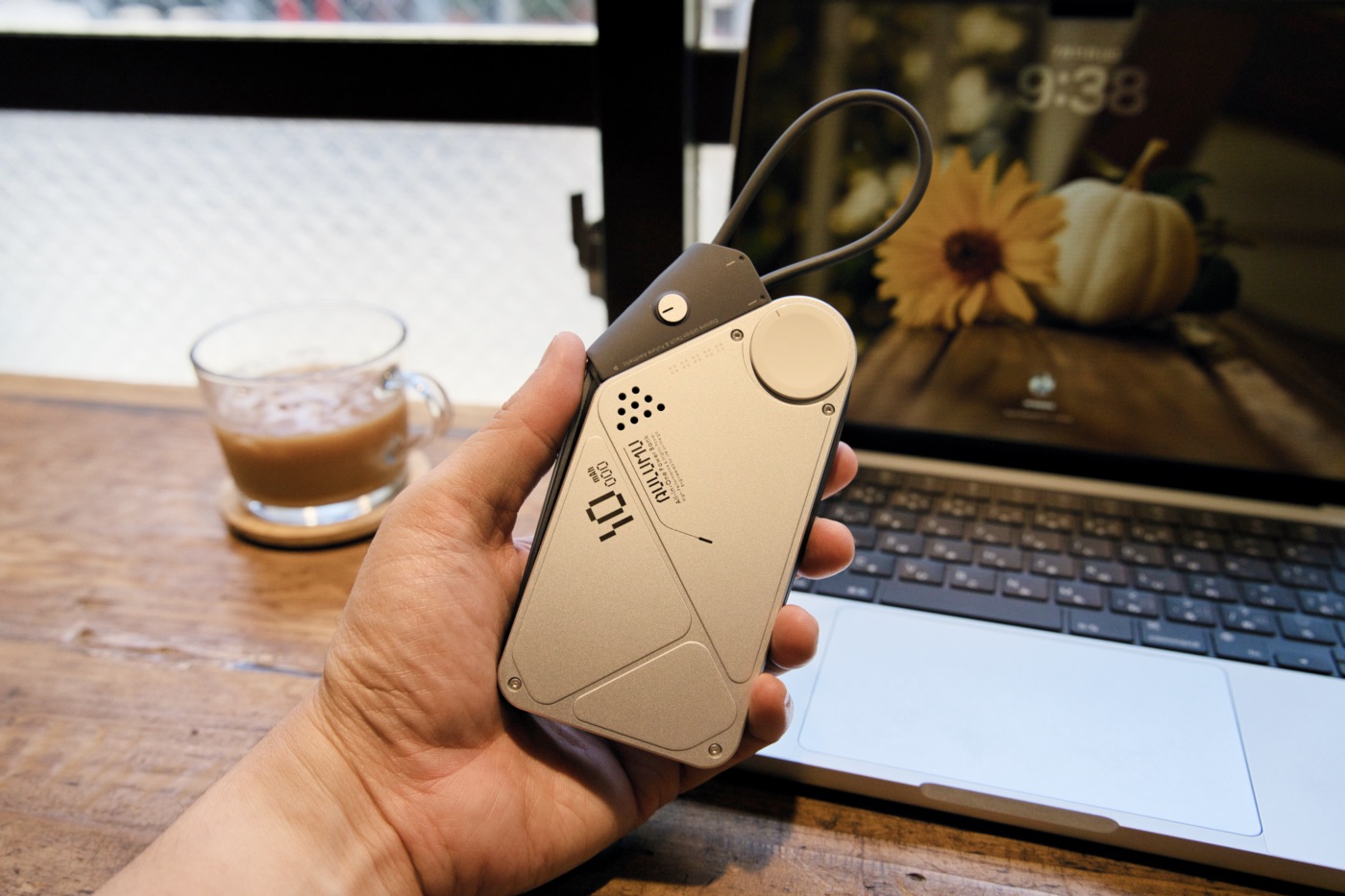 手に持ったAULUMU M10 モバイルバッテリー
