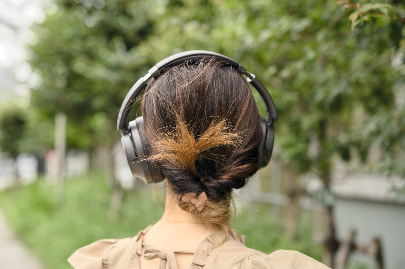 「Noise Master Buds MAX」を装着した人物を真後ろから見た様子
