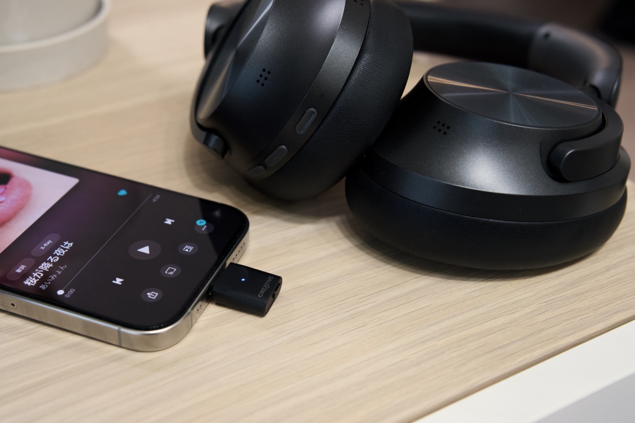 Bluetoothトランスミッター「Creative BT-W6」を装着したiPhoneとNoise Master Buds MAX