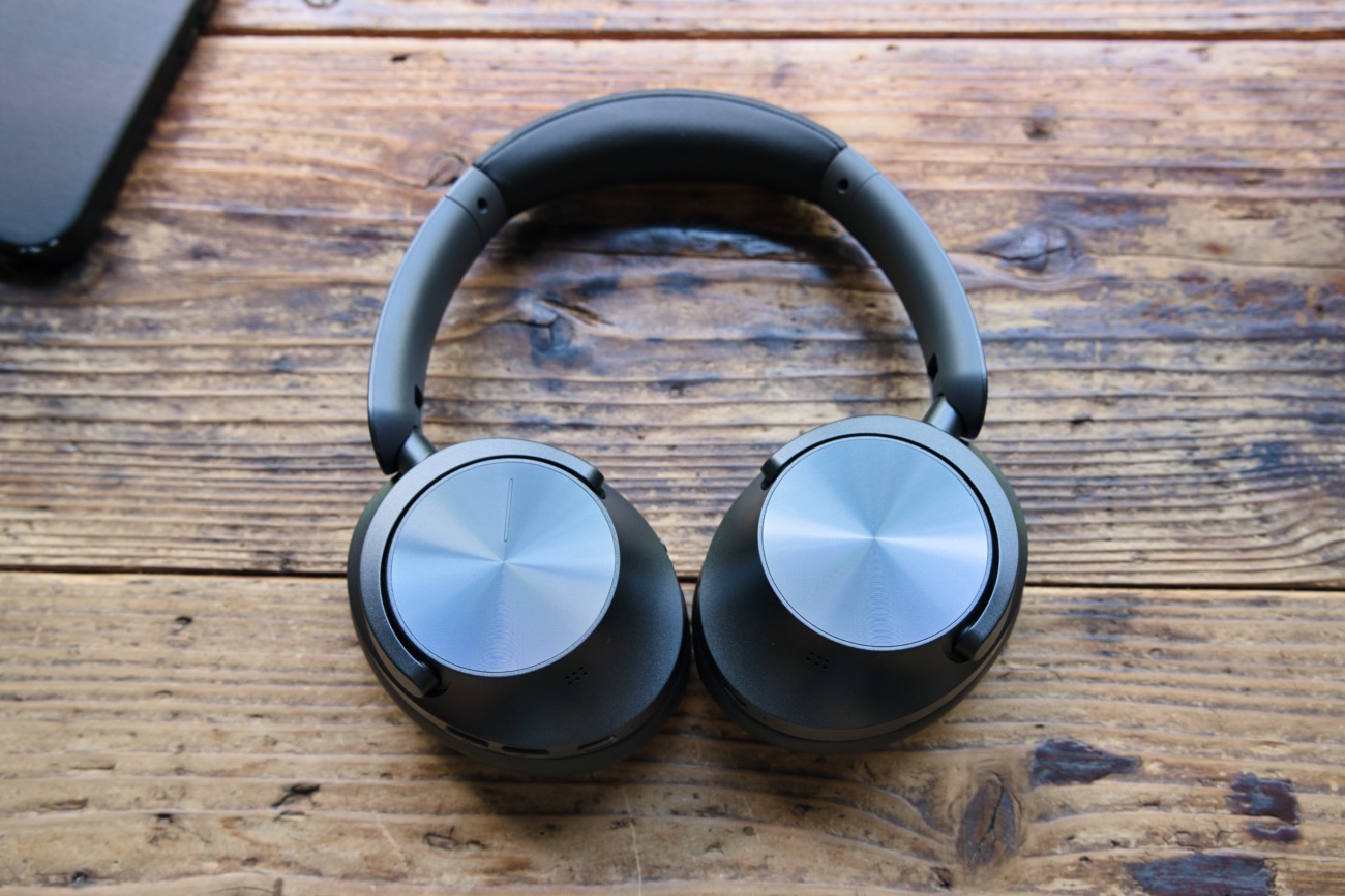 ハウジングを180°回転させたNoise Master Buds MAX
