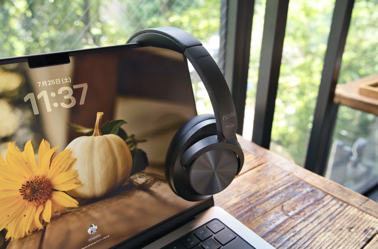 MacBookのディスプレイに引っ掛けたNoise Master Buds MAX