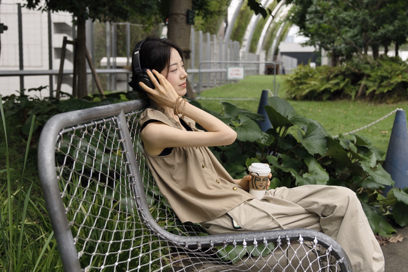 Noise Master Buds MAXを装着し、屋外で音楽を楽しむ女性