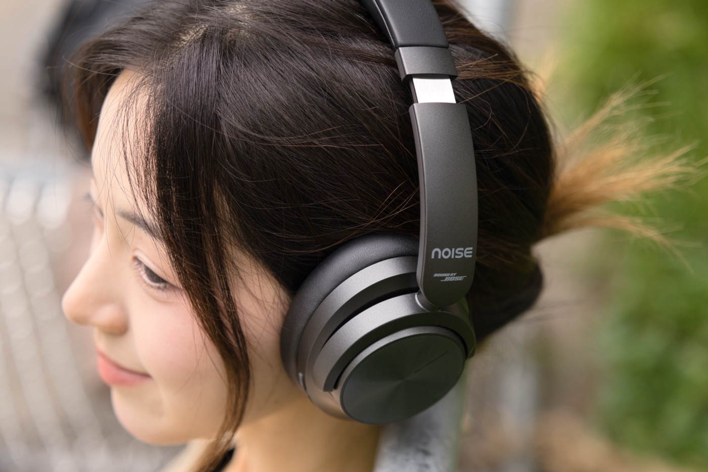 Noise Master Buds MAXを装着した女性