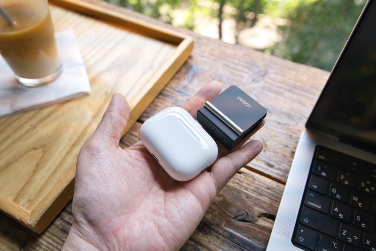 手のひらに乗るOBSBOT Meet FlipとAirPods Pro(第3世代)