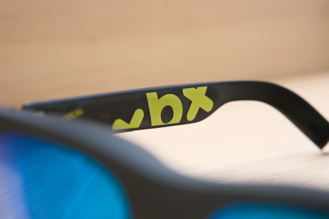 右側のテンプルに大胆に印字された「xbx by XREAL」