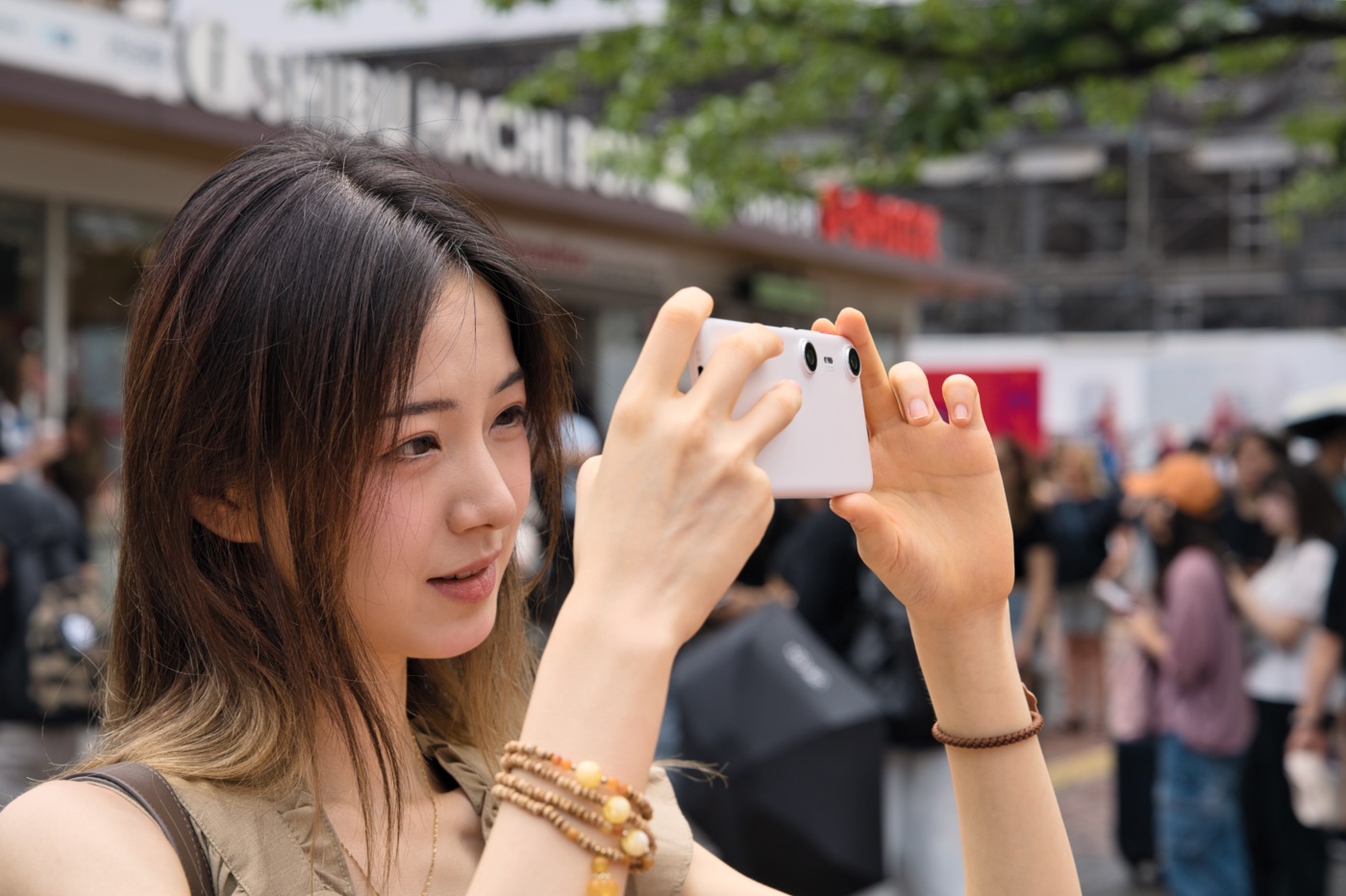 XREAL Beam Proで3D映像を撮影する女性