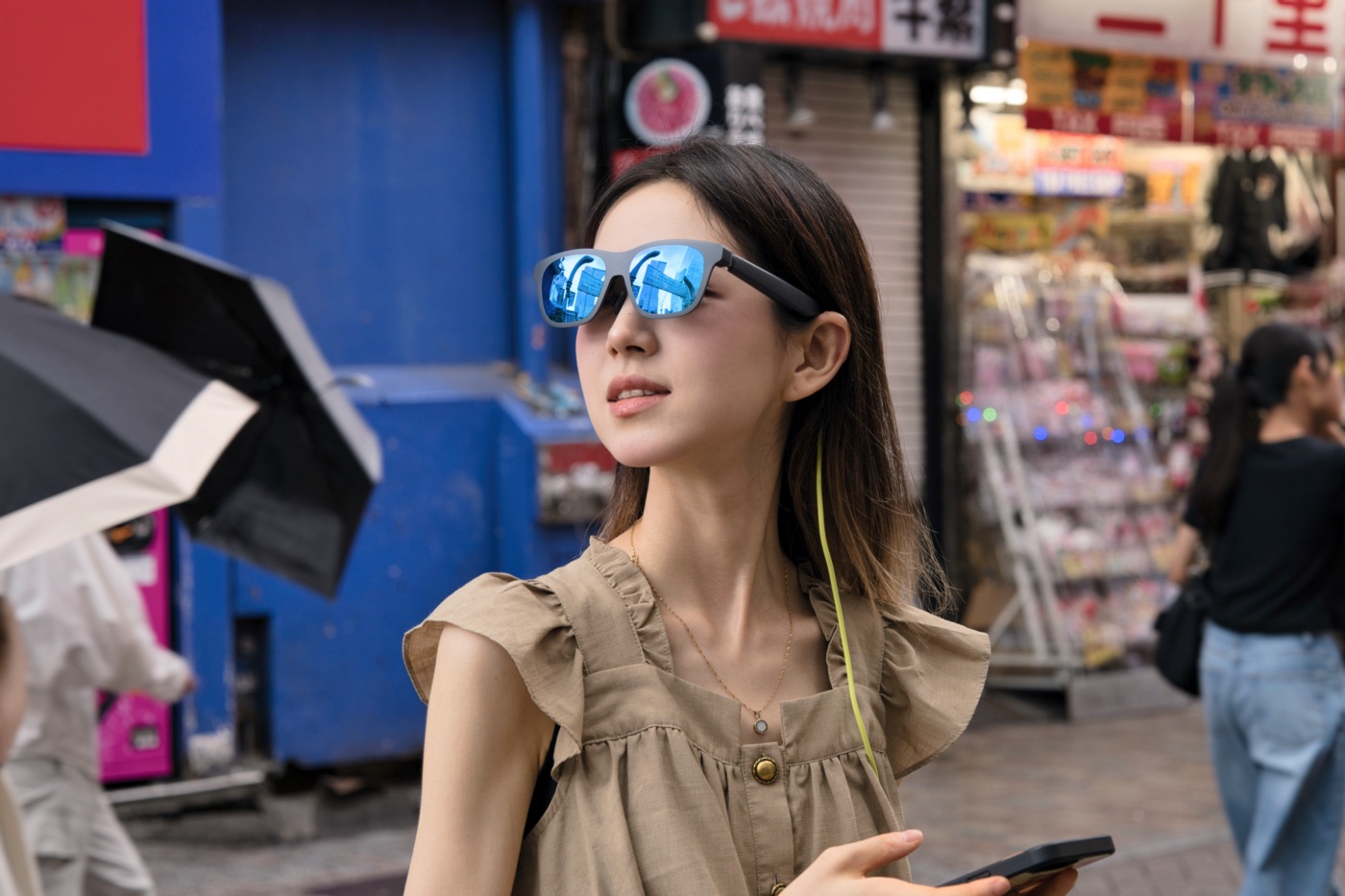 xbx a01+を装着したまま街を歩く女性