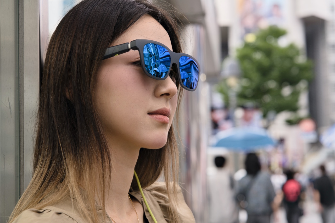 xbx a01+を装着したまま街に佇む若い女性