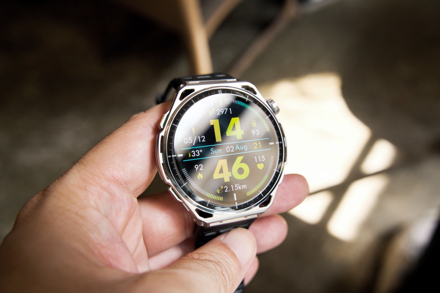 クリスタルガラスの反射が美しいAmazfit Balance 3