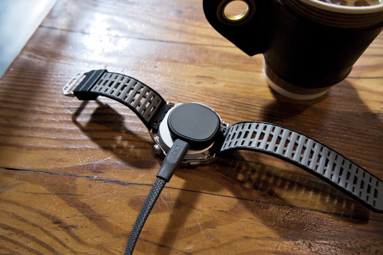 付属の充電ヘッドで充電中のAmazfit Balance 3