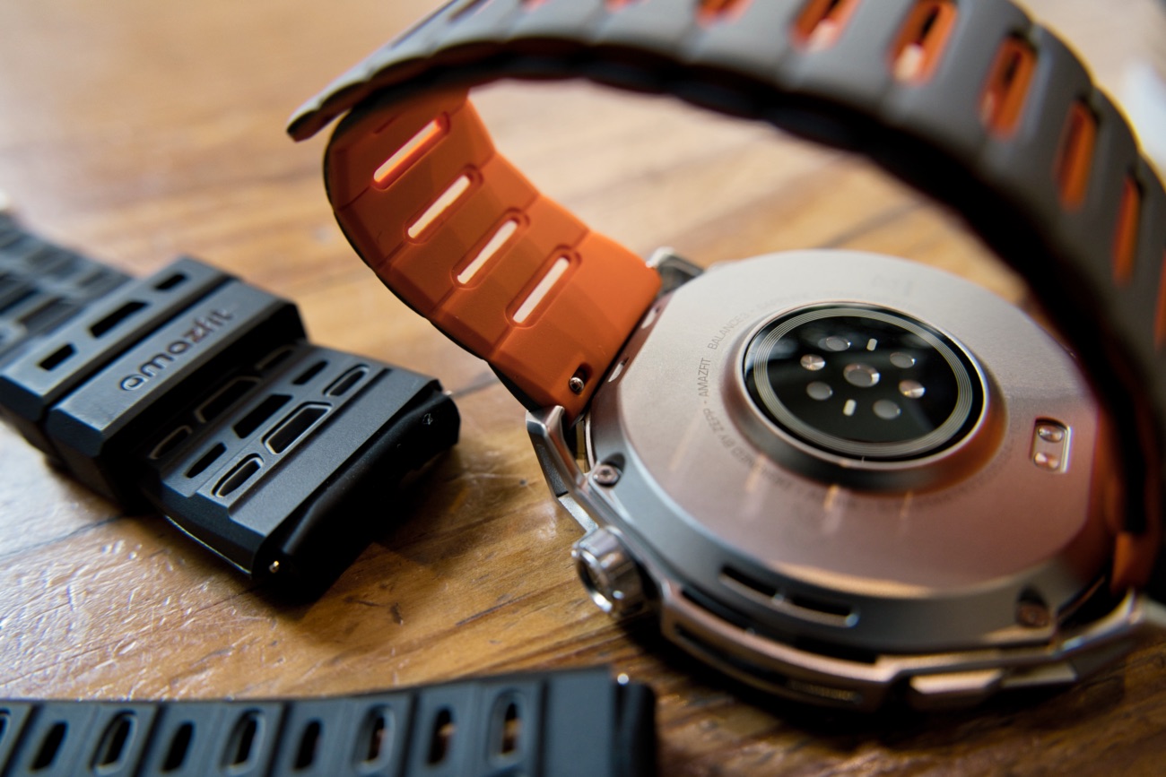 ベンドを交換中のAmazfit Balance 3