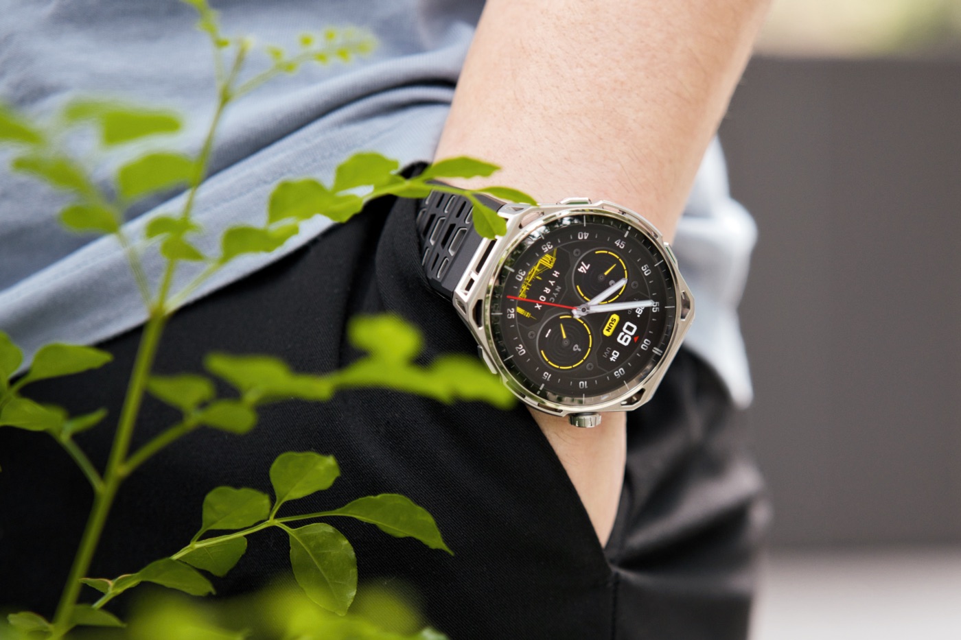 ポケットに入れた腕から覗くAmazfit Balance 3