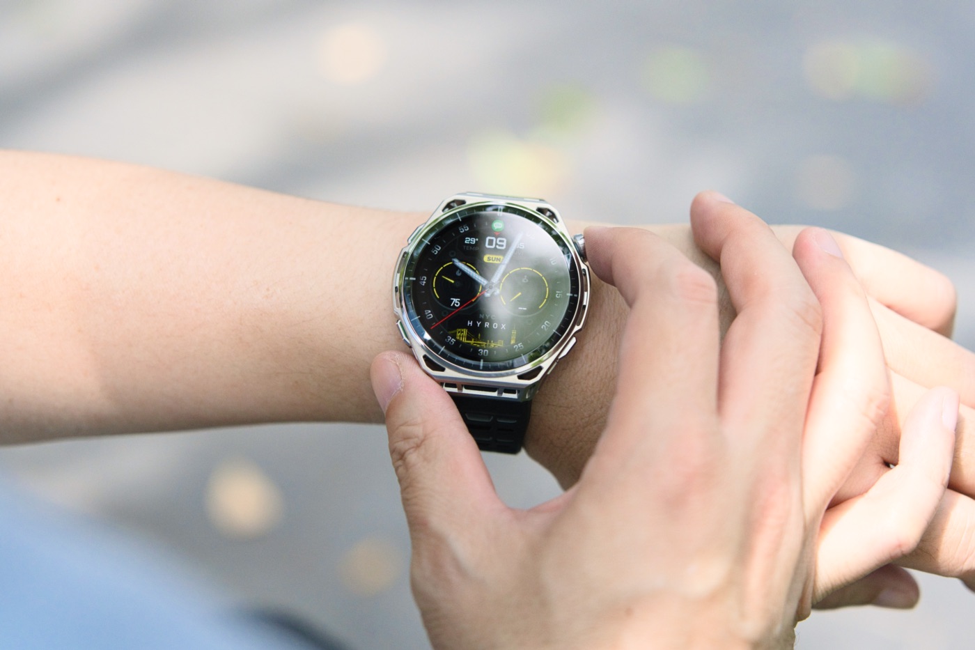 腕に装着したAmazfit Balance 3