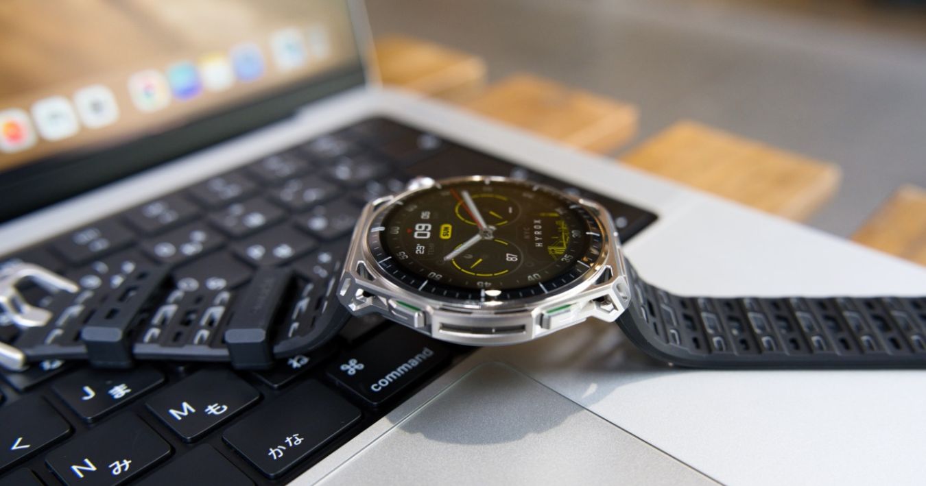 MacBookの上に置かれたAmazfit Balance 3