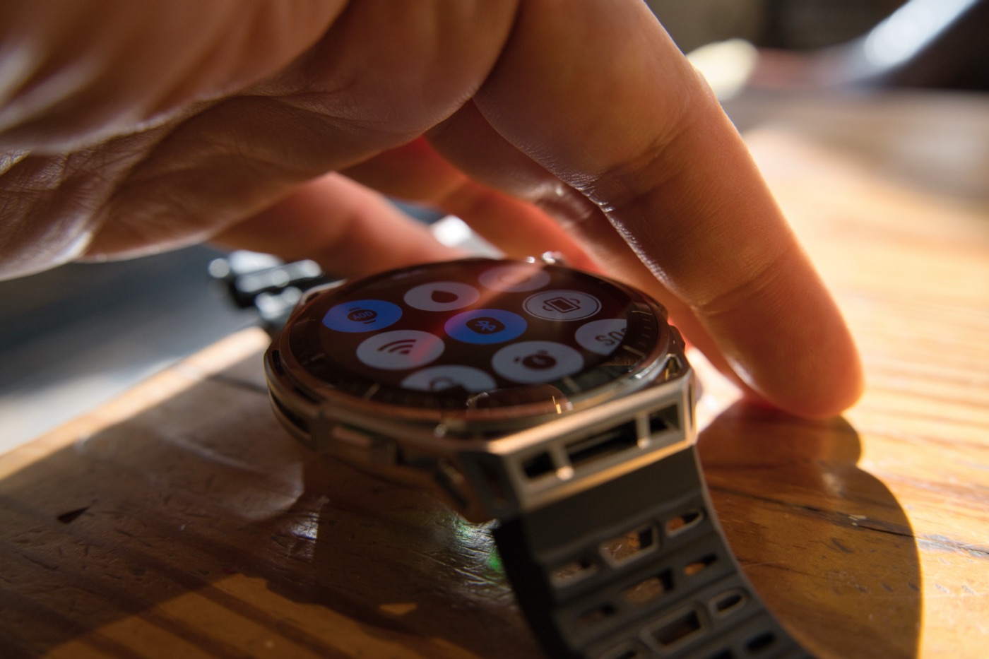 薄い角度からでもはっきり見えるAmazfit Balance 3のディスプレイ