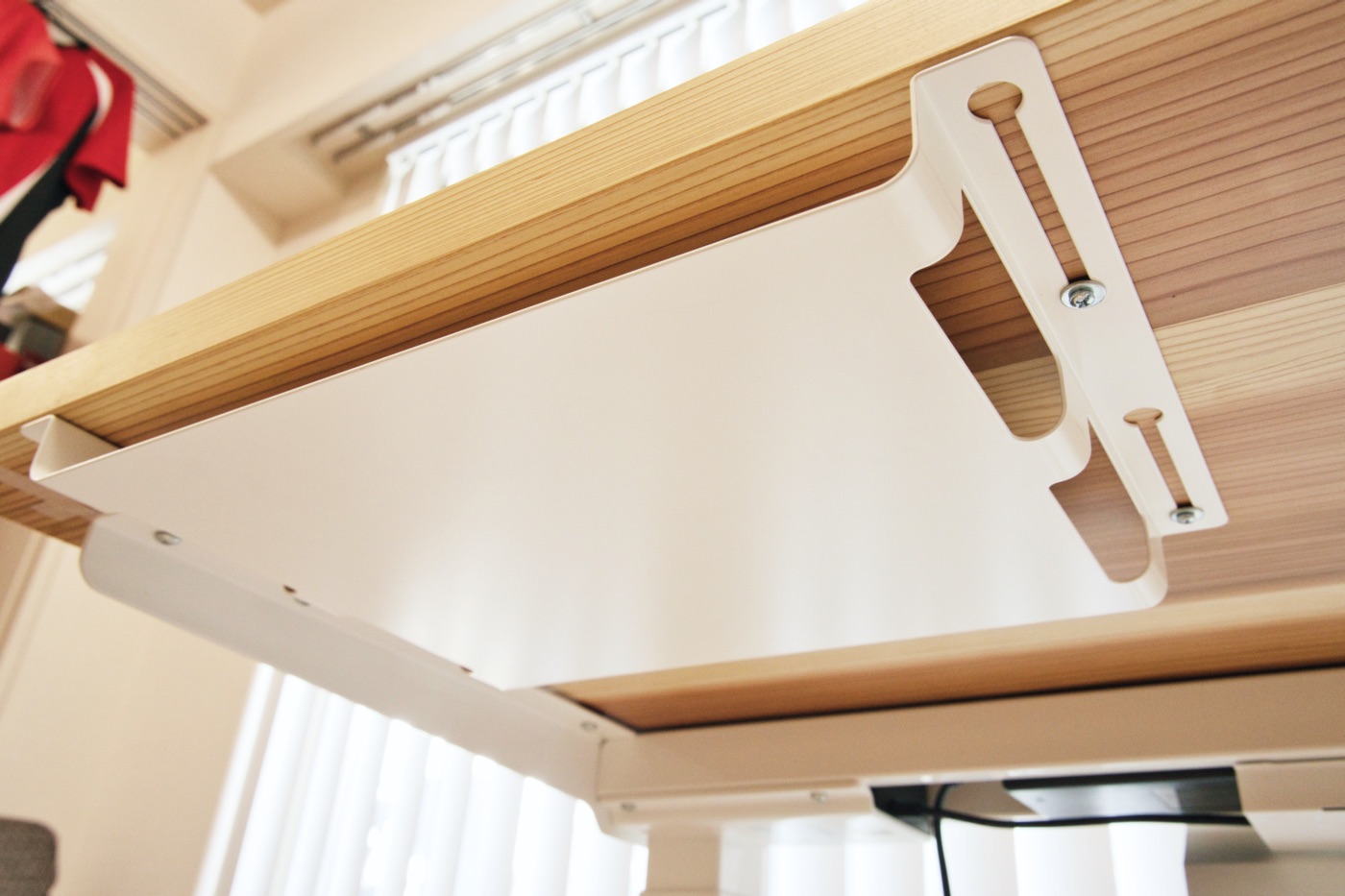 FlexiSpot E7 Proの天板裏にネジ止めされたPREDUCTSのTray for DESK