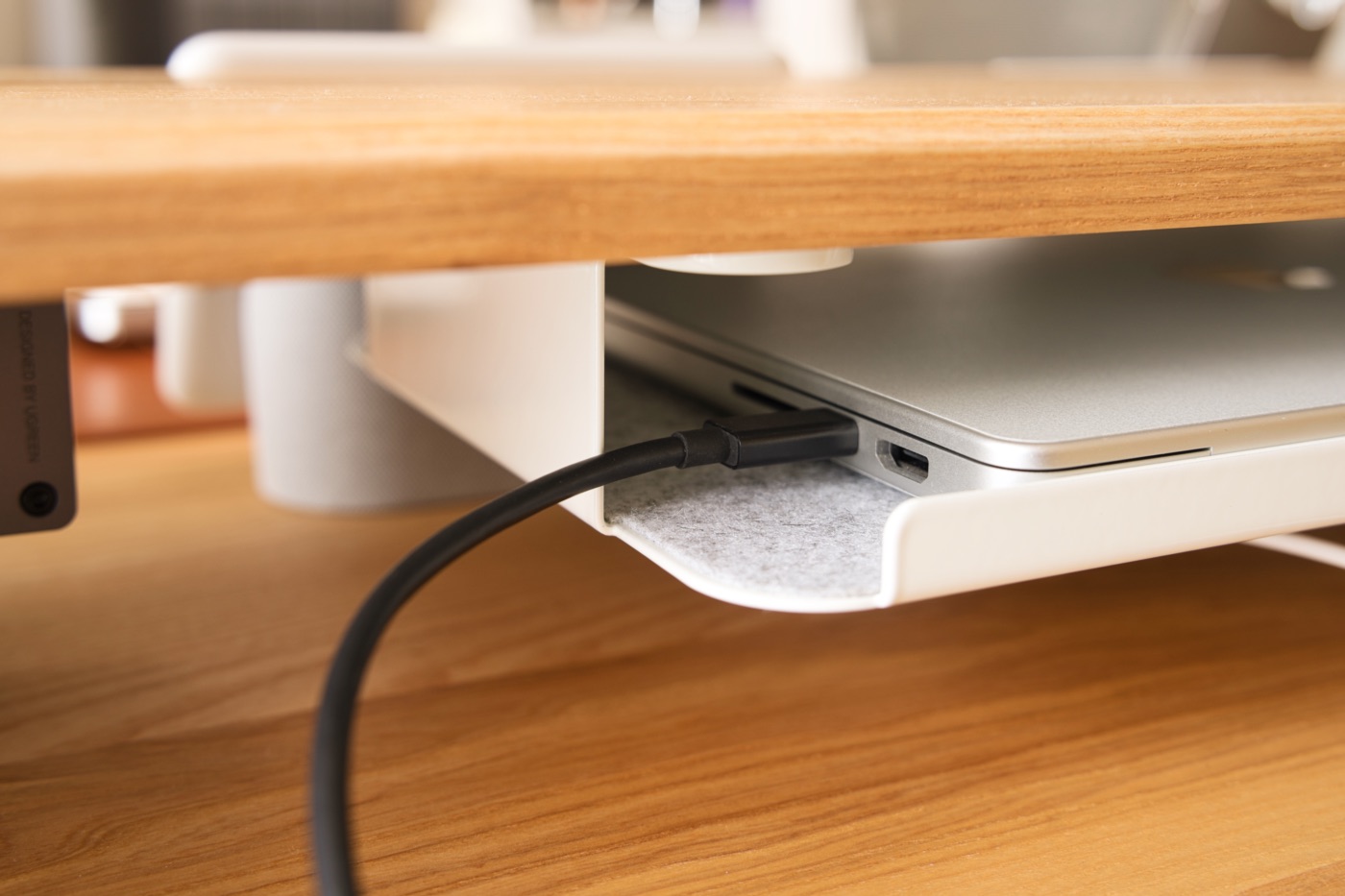 COFO Desk トレーの裏からMacBookにケーブルを繋ぐ様子