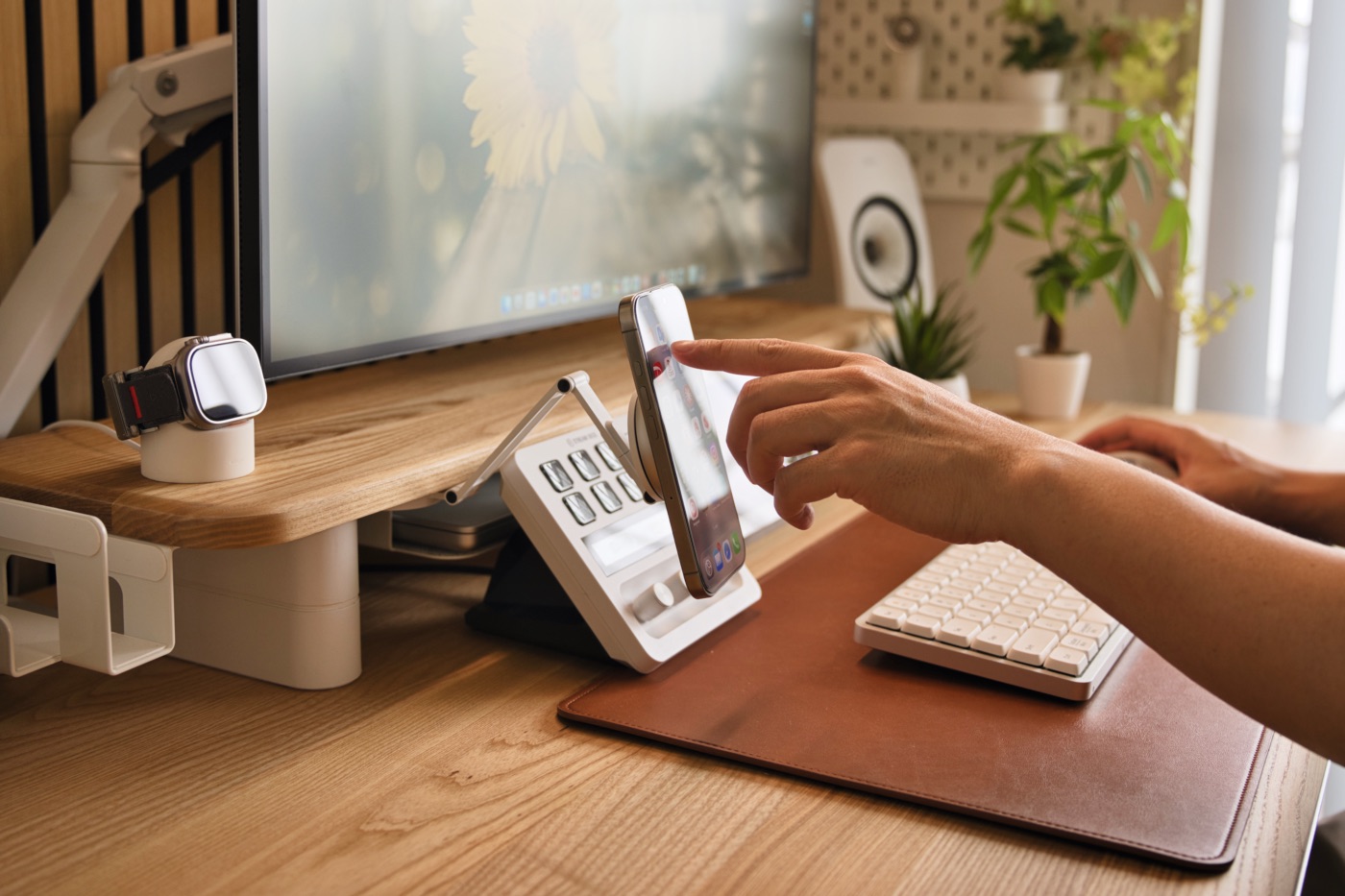 COFO Desk スマホスタンドに装着したiPhoneを操作する筆者