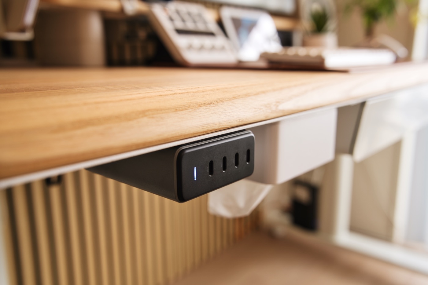 付属のマグネットシールで天板裏に貼り付けたSatechi 165W USB-C充電器