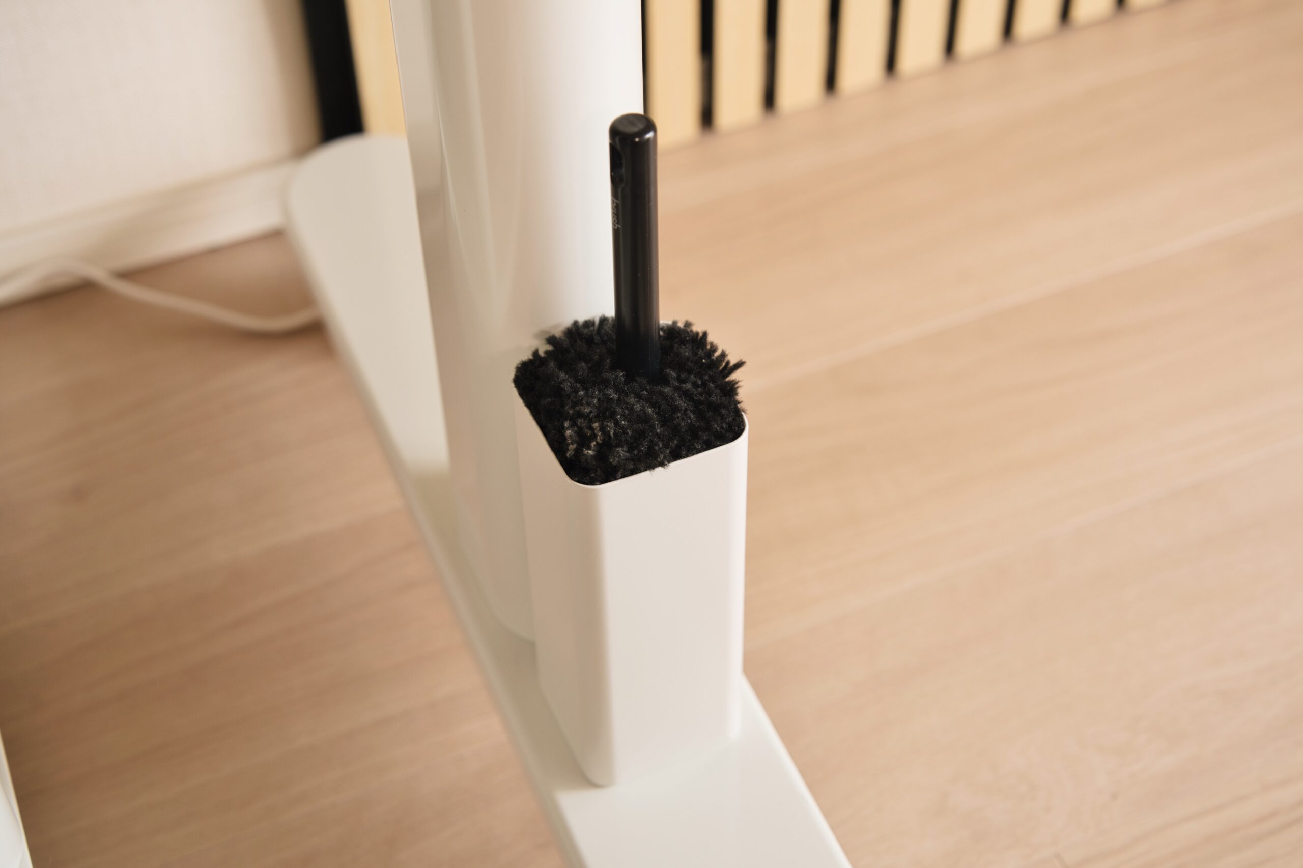 COFO Desk Premiumの支柱に貼り付けた山崎実業のマグネットハンディーモップホルダー