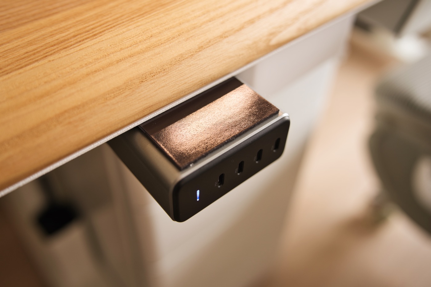 付属のマグネットシールで天板裏に貼り付けたUSB充電ハブ