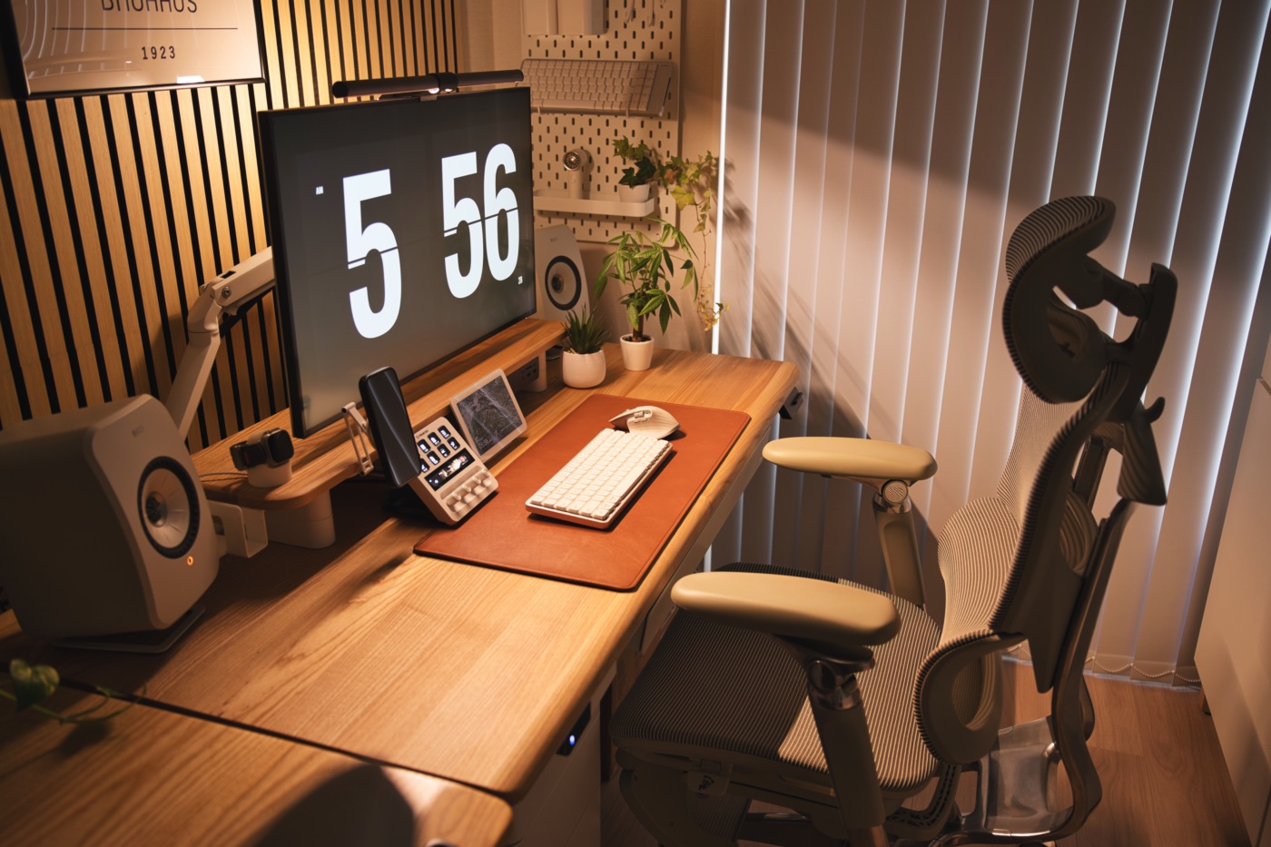 室内ライトに照らされたCOFO Desk Studio
